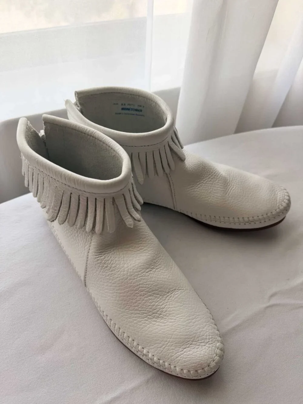 Minnetonka White Leather Fringe Boots Size 8.5, New